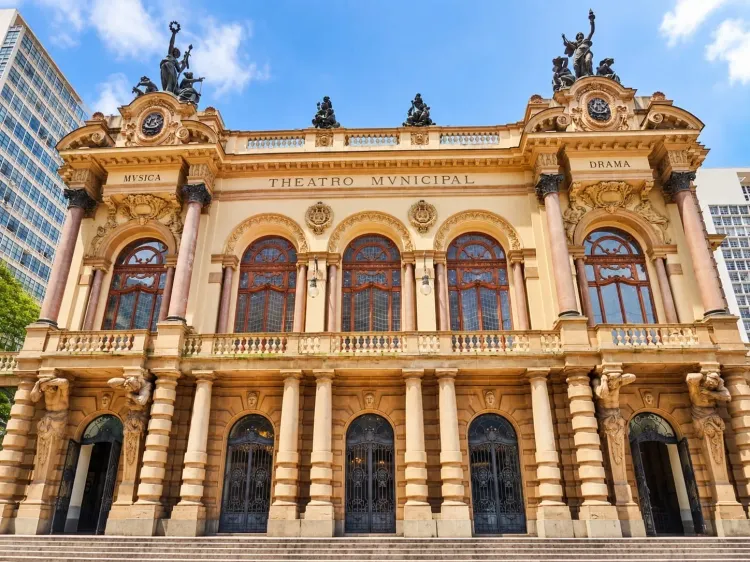 Theatro Municipal de SP comemora 115 anos com estratégia que une música erudita e sertanejo para democratizar acesso público