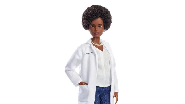 Doutora-Jaqueline-Goes-Cientista-que-ajudou-a-sequenciar-DNA-da-COVID-19-ganha-Barbie-3.jpg