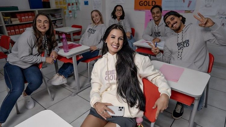 Ana Castela protagoniza nova campanha da Fashion Gold