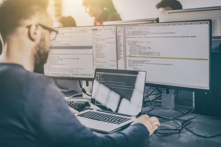Com alto nível de empregabilidade, programação segue na contramão da crise