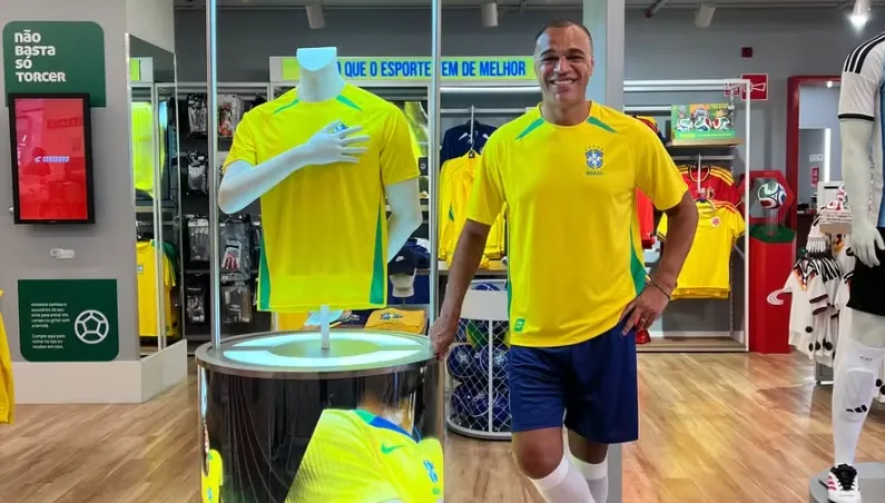 Centauro escala Denilson como embaixador para o ano de Copa do Mundo 2026