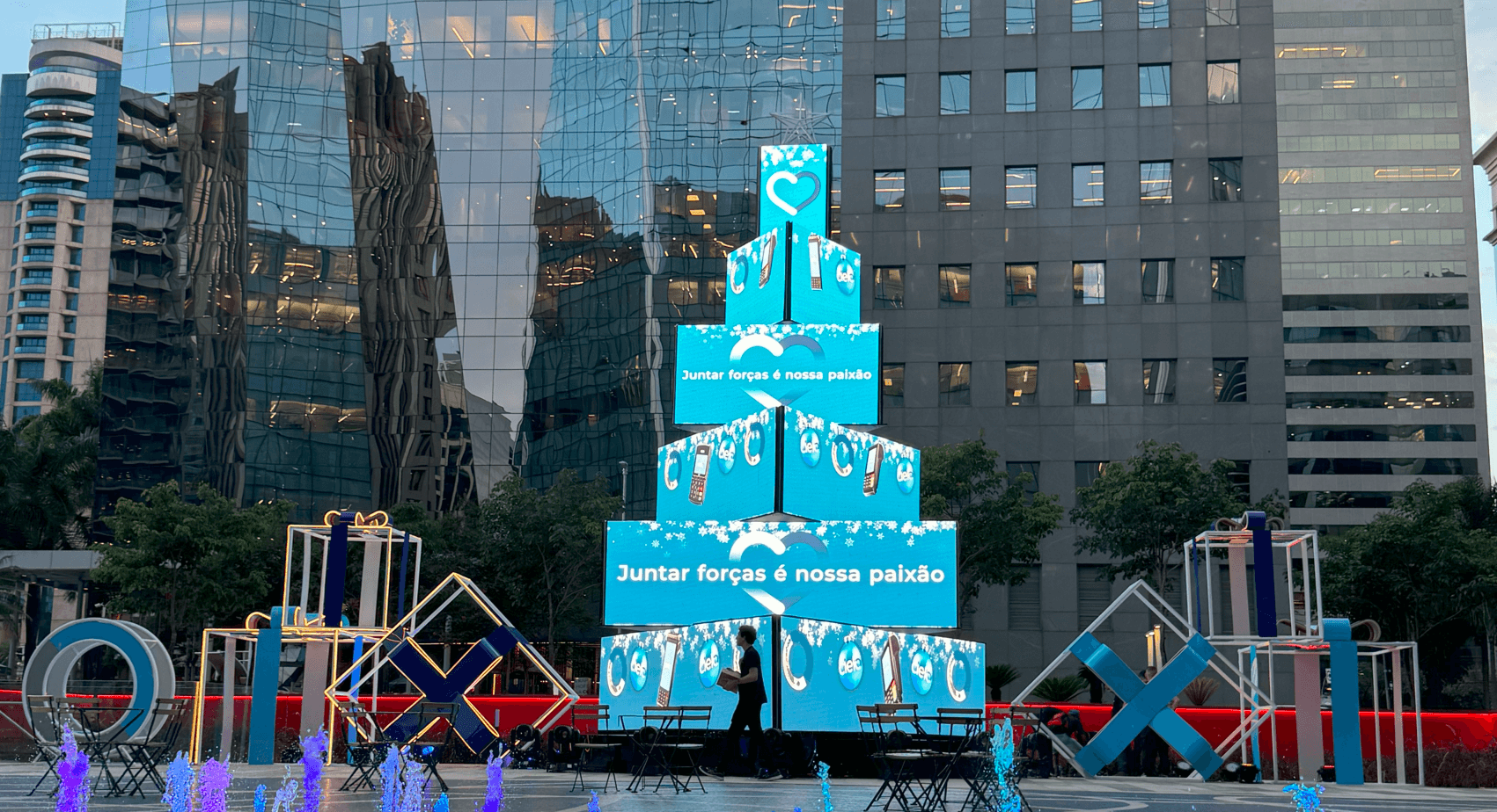 Cielo apresenta a Árvore de Natal tecnológica na Faria Lima