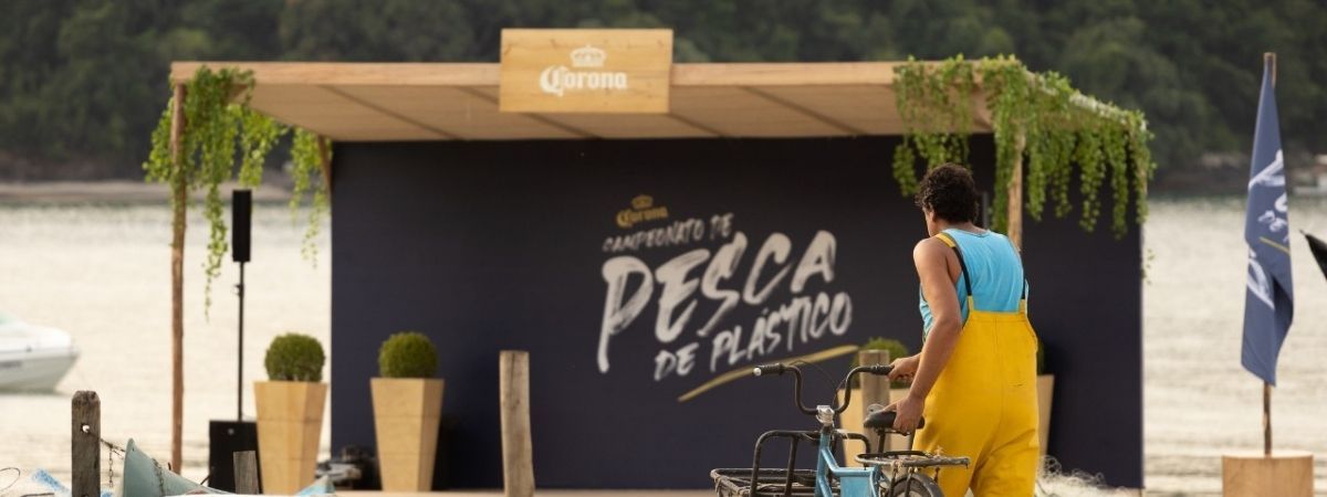 Corona resgata meia tonelada de plástico do mar em torneio