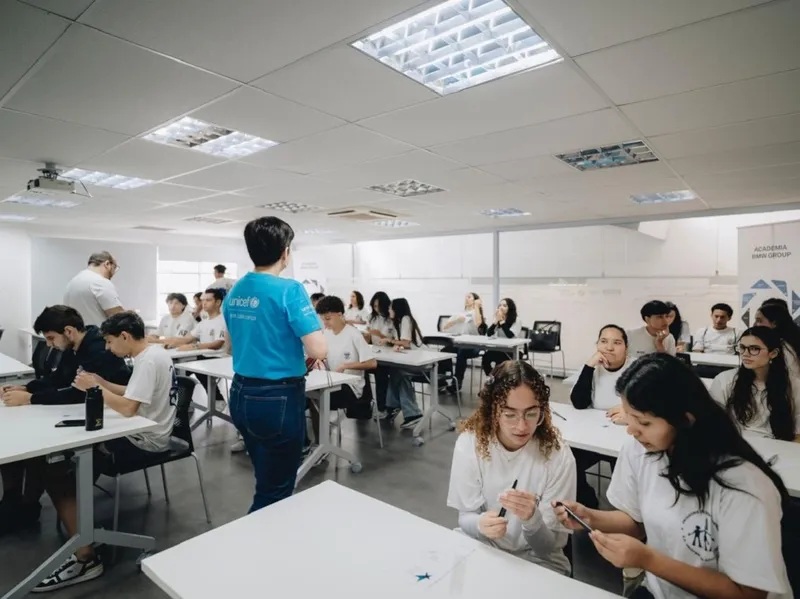 Iniciativa BRIDGE do UNICEF e BMW Group amplia educação STEAM e beneficia mais de 330 mil jovens no mundo