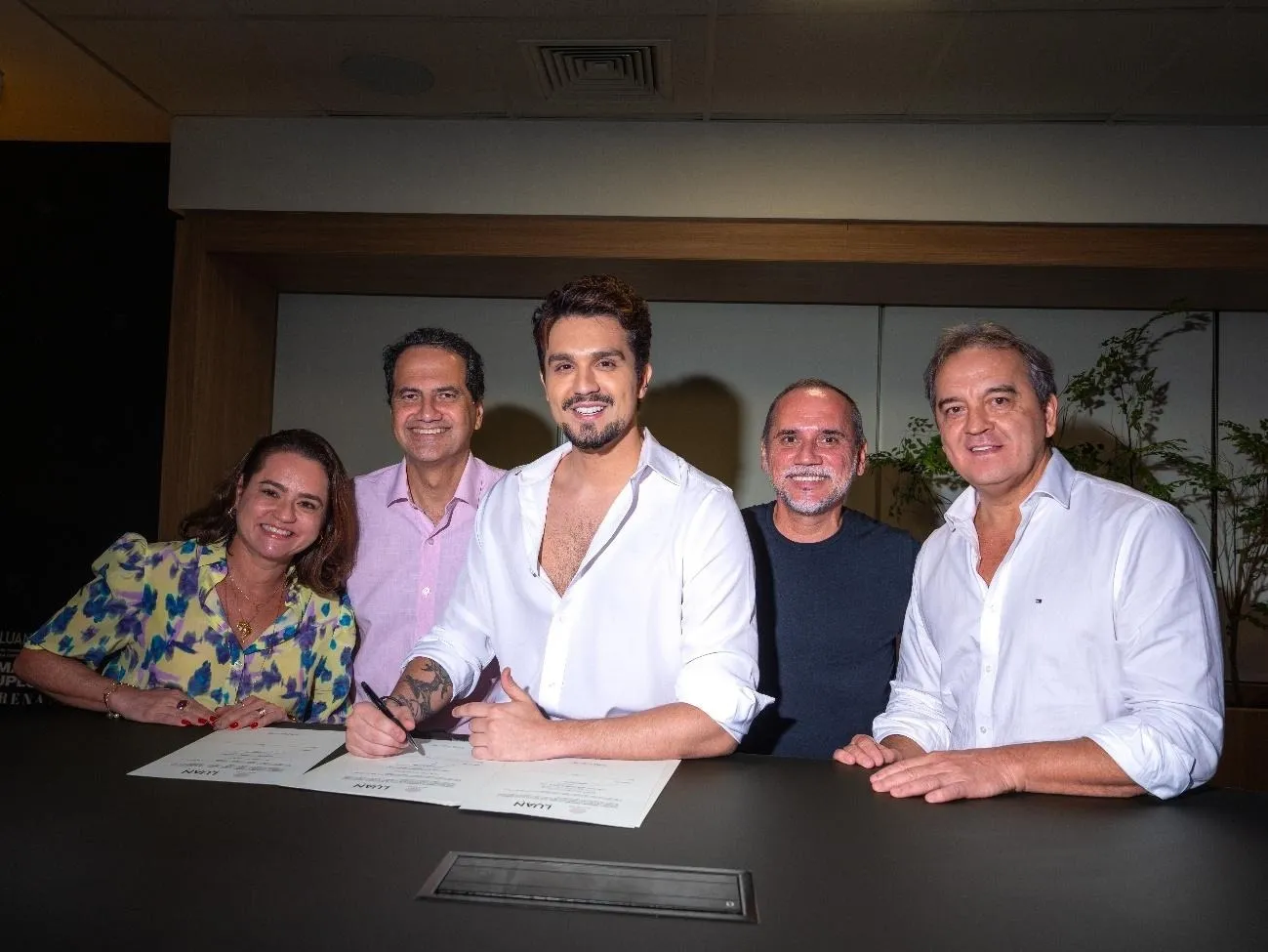 Luan Santana renova contrato com a Sony Music Brasil