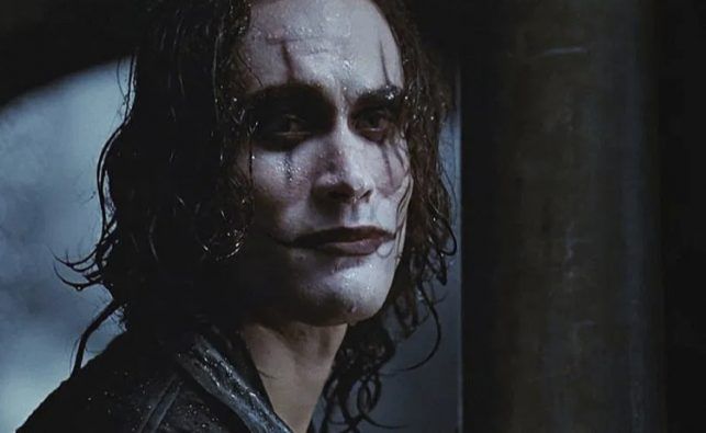 Brandon-Lee-as-Eric-Draven-in-The-Crow-1994-643x395.jpg
