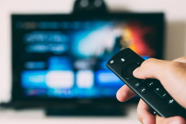 Smart TVs mantêm 69% da audiência conectada por até uma hora após o apito final, aponta Samsung Ads