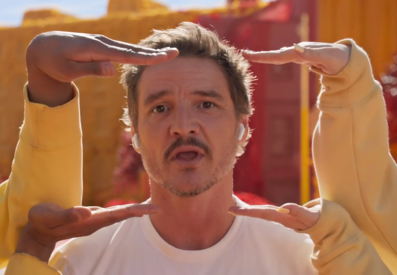Pedro Pascal dança funk em comercial do AirPods 4