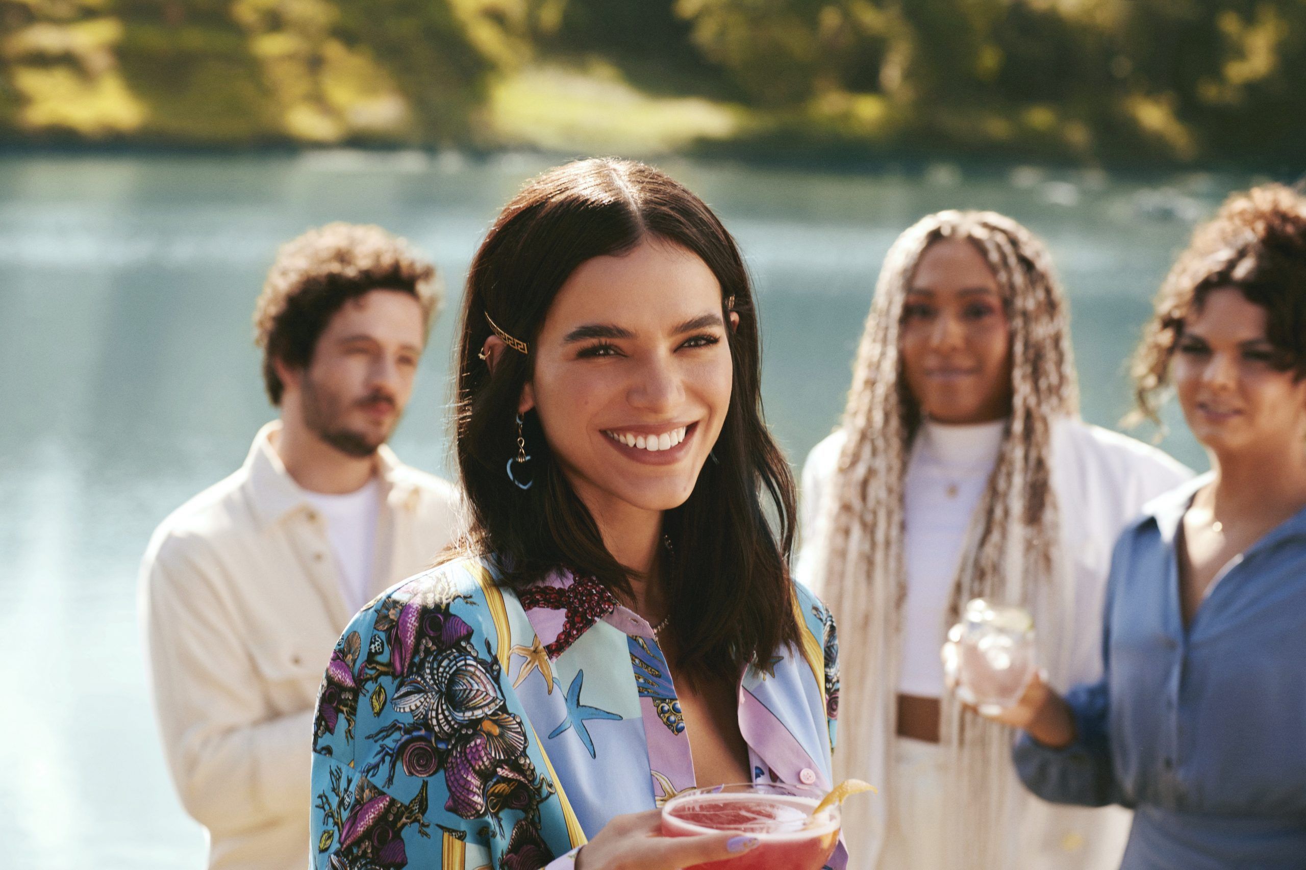 Bruna Marquezine mostra making of de campanha tecnológica com Absolut