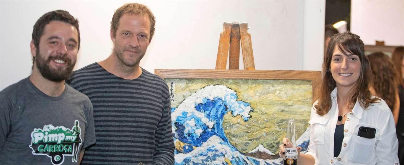 Artista Eduardo Srur expõe obras icônicas em parceria com Corona e Parley