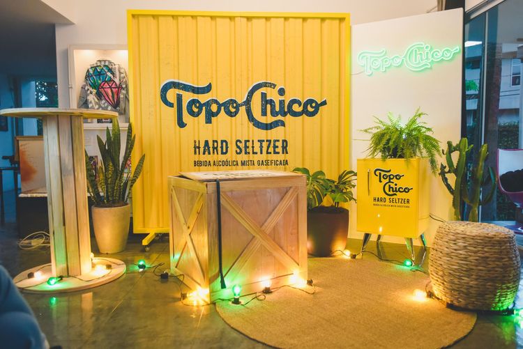 Topo Chico monta bar na casa de influencers para o EMA 2020