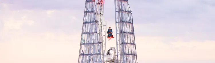Superman “voa” em topo de prédio em ação da Warner Bros