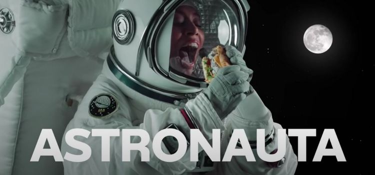 Deu erro no sistema? Subway lança novo sanduíche com um astronauta