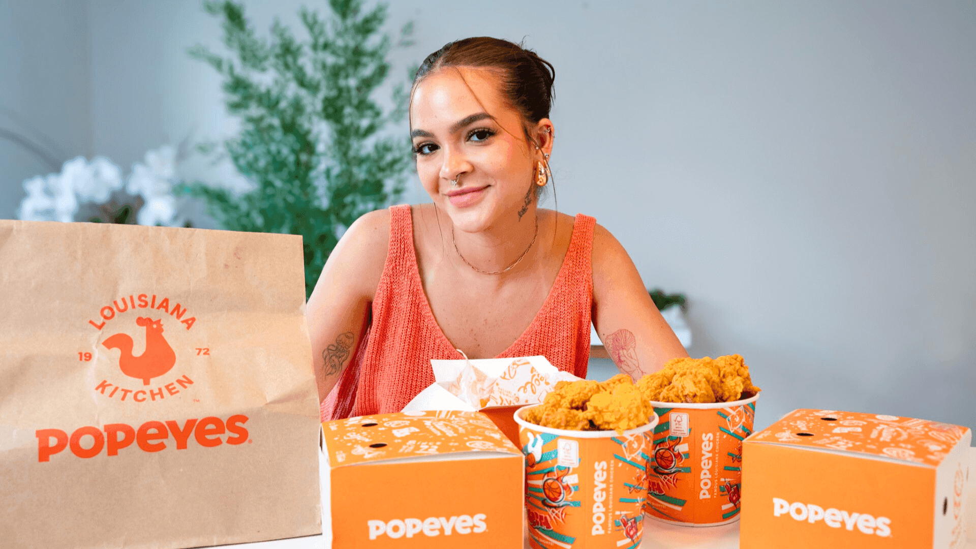 Em ação divertida com Mel Maia, Popeyes distribui mini filés em todo o Brasil