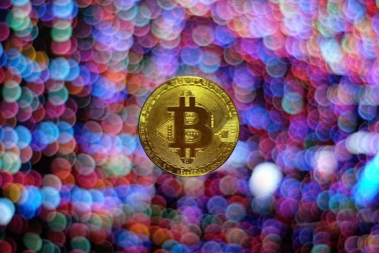 Coinbase chega a Wall Street e é avaliada em mais de US$ 100 bilhões