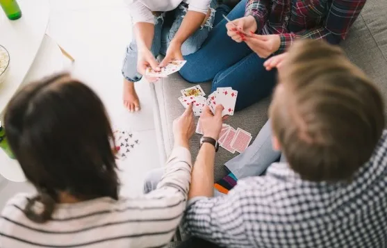 Jogar cartas reduz estresse e integra cuidados com a saúde mental