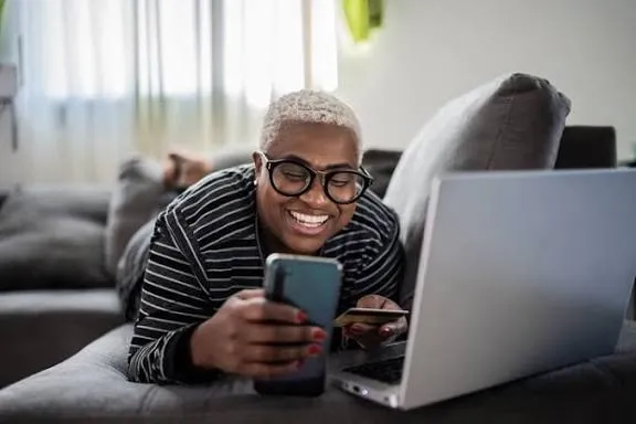 Quase 60% dos consumidores online querem participar de programas de benefícios, aponta estudo