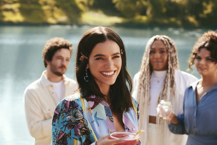 Bruna Marquezine mostra making of de campanha tecnológica com Absolut