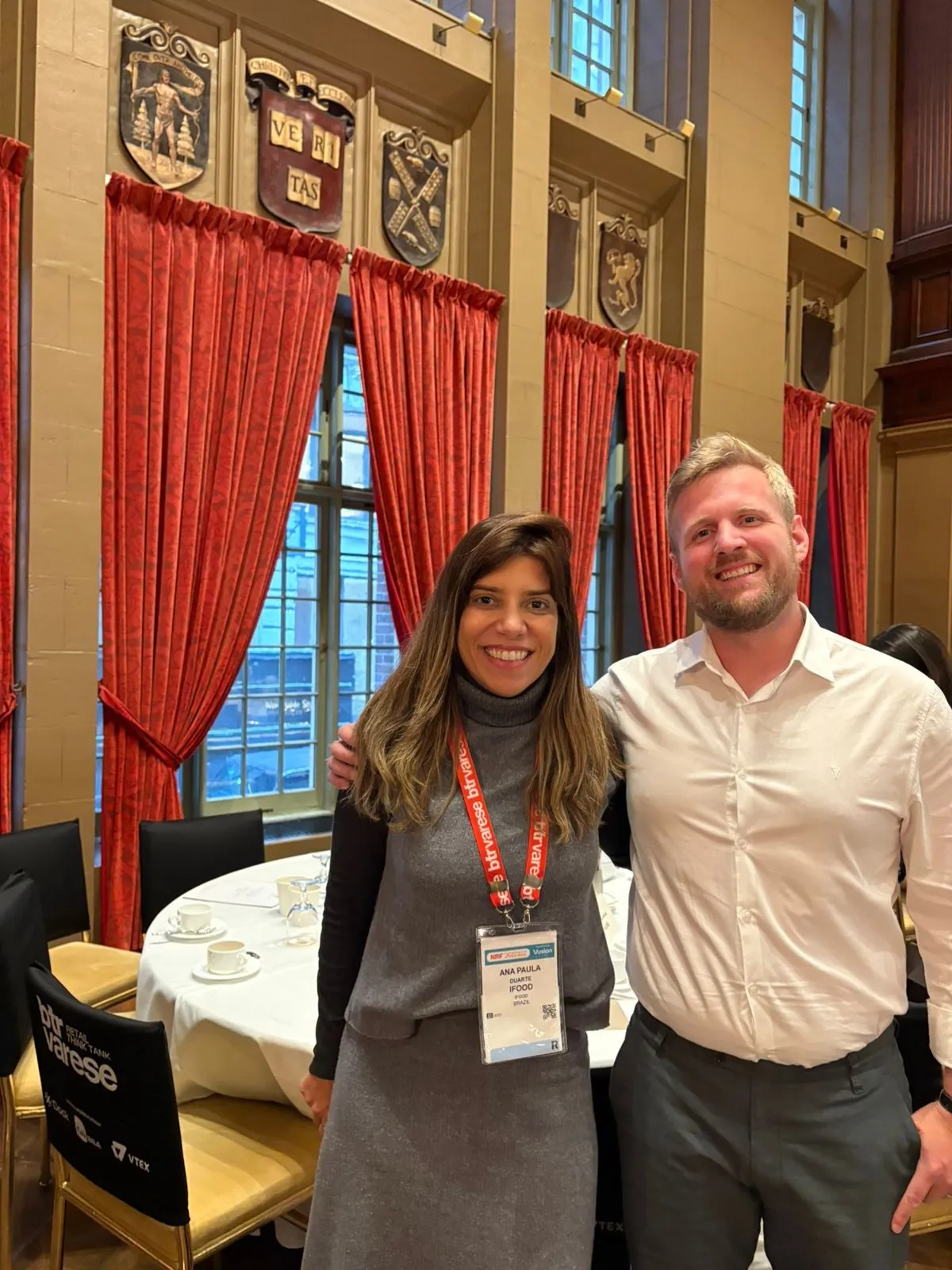 Ana Paula Duarte e Sam James durante NRF.webp