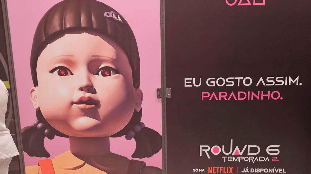 Boneca do “Round 6” na porta do metrô: “Eu gosto assim. Paradinho”