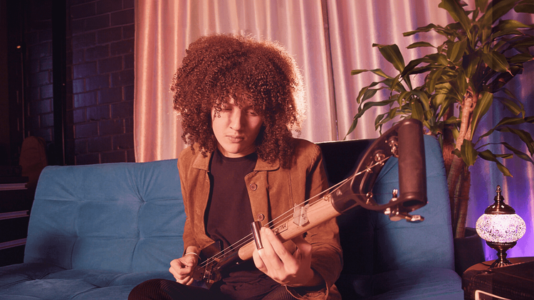 Tramontina celebra o Dia Mundial do Rock com invenção da ‘pá guitarra’