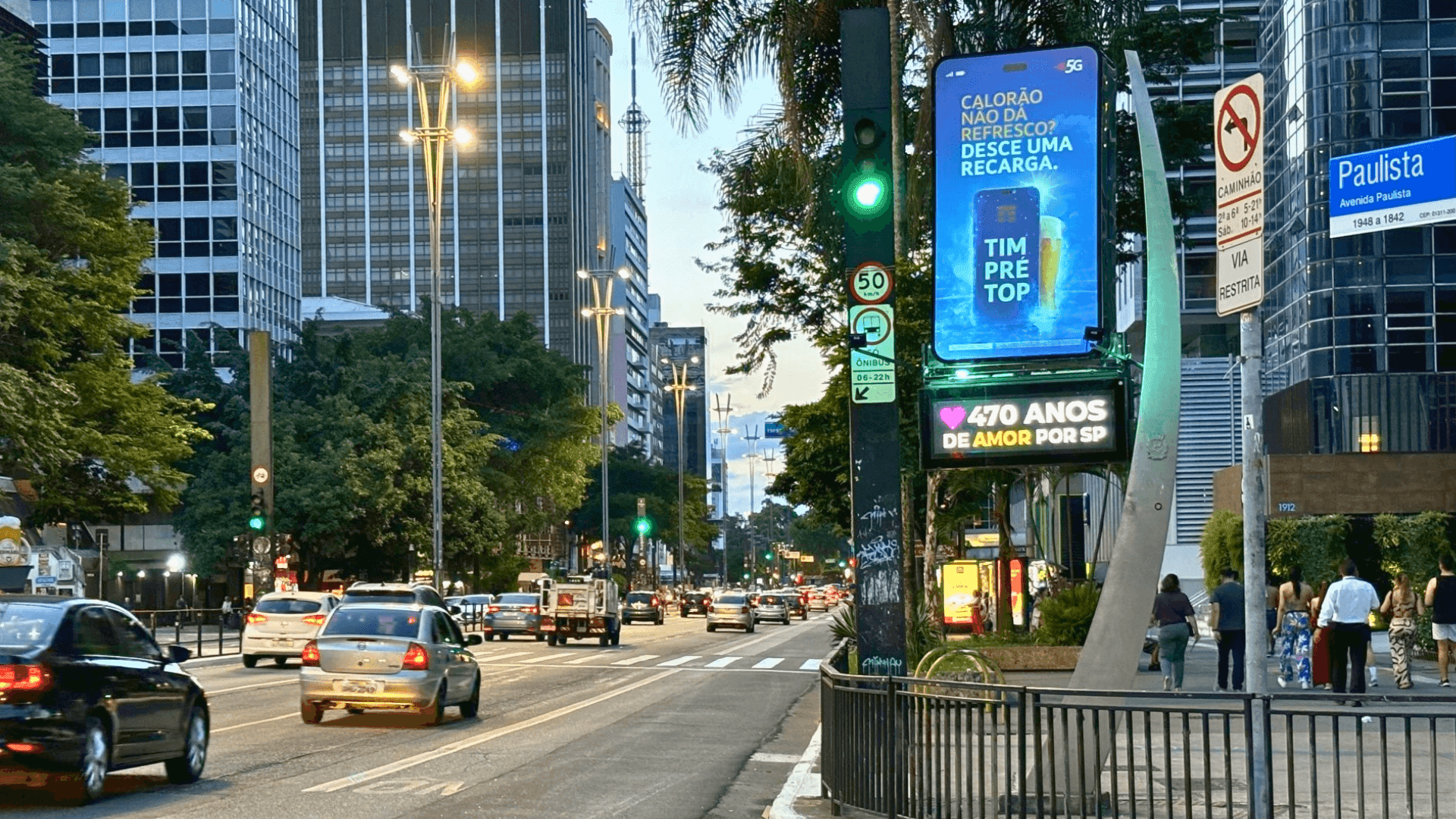 TIM e Ambev transformam relógio da Av. Paulista em freezer de cerveja