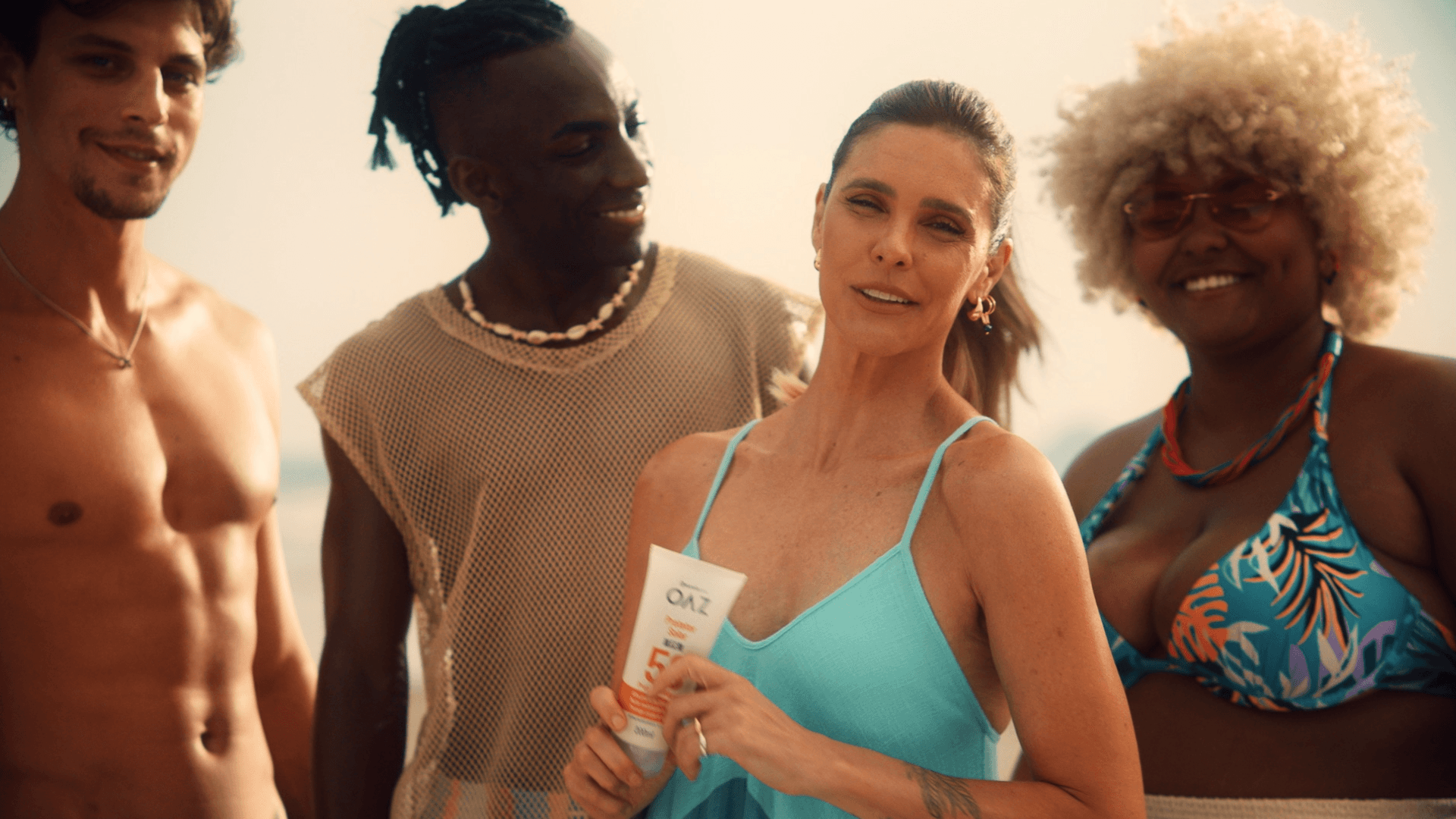 Fernanda Lima estreia campanha da MeZa/1618 para Eurofarma