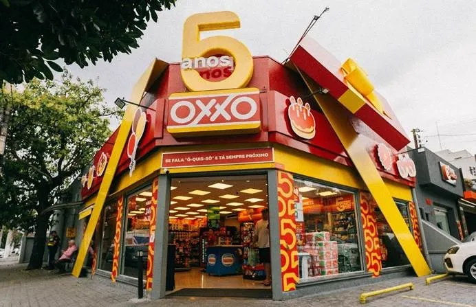 OXXO celebra 5 anos no Brasil com o lançamento da sua primeira linha de roupas e acessórios