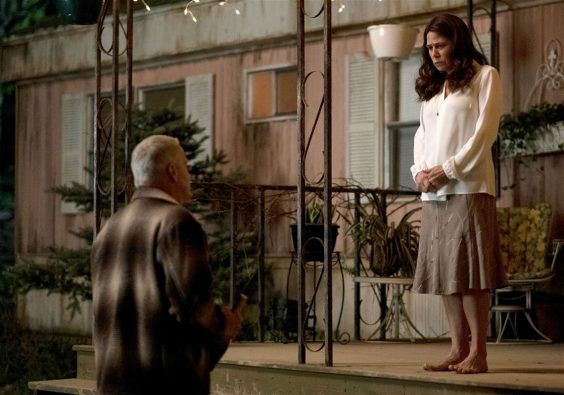 Jeff-Daniels-Maura-Tierney-porch-1631324107-564x395.jpg