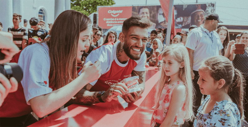 Lucas Lucco participa da campanha da Colgate “Sorrir faz sorrir”