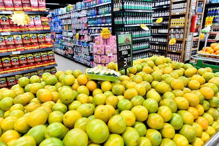 Brasileiros aumentam idas ao mercado, mas reduzem carrinhos