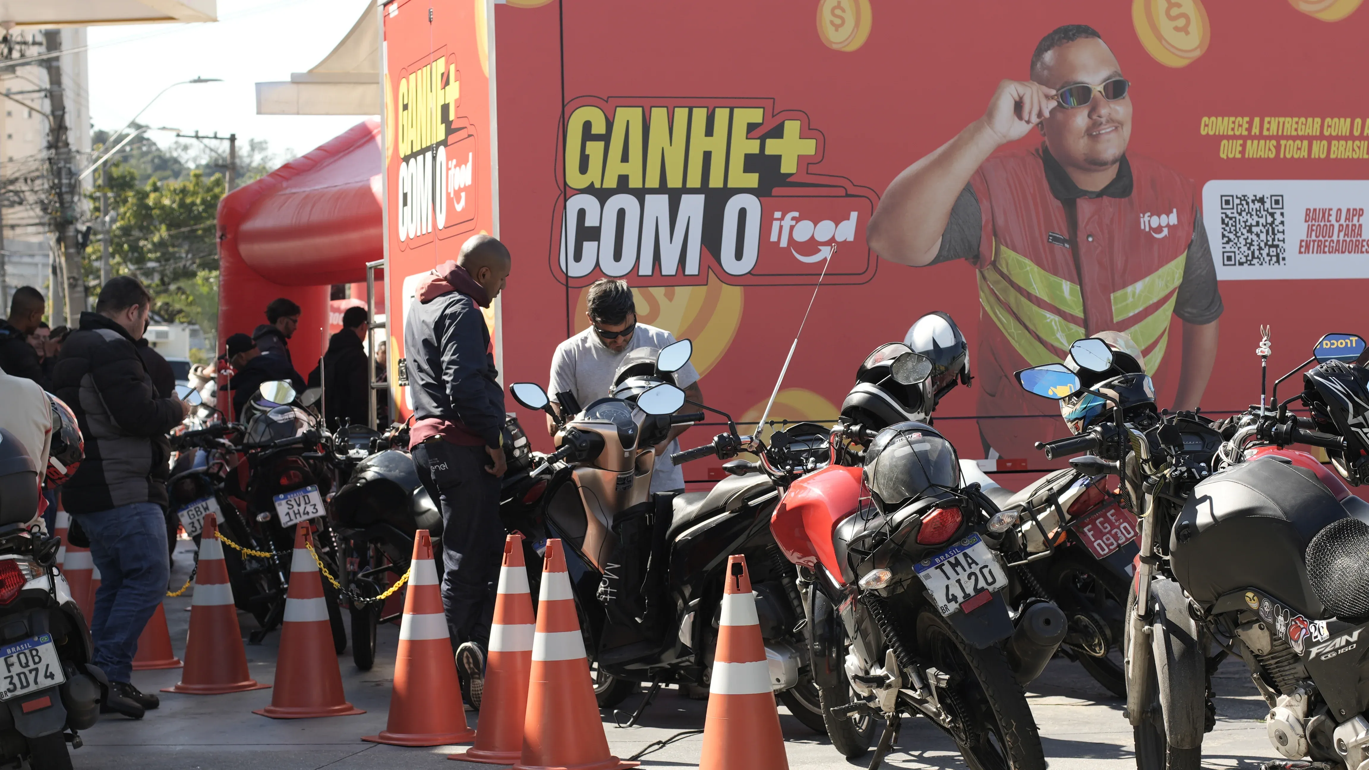 iFood oferece troca de óleo gratuita para entregadores em ação itinerante