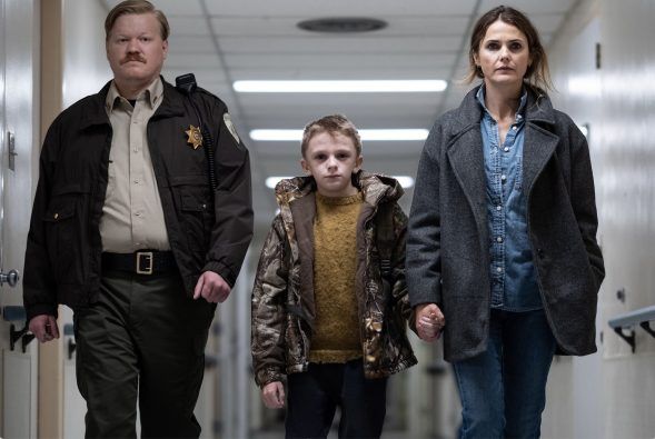 jesse-plemons-jeremy-t-thomas-keri-russell-antlers-1634307261-589x395.jpg