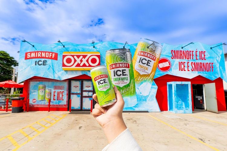 Oxxo e Smirnoff ICE “congelam” fachada de loja