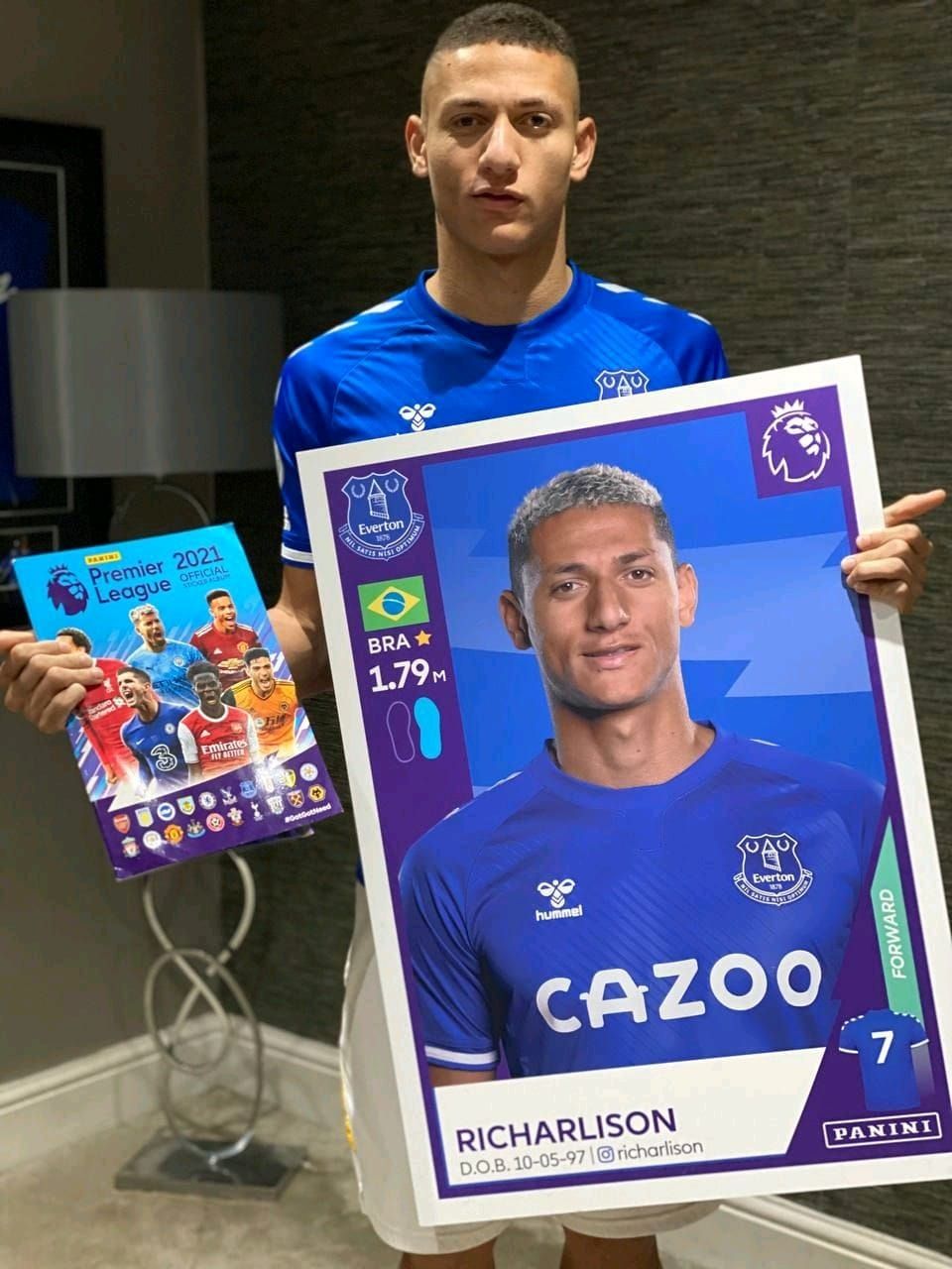 Richarlison vira “pombo-correio” em lançamento da Panini