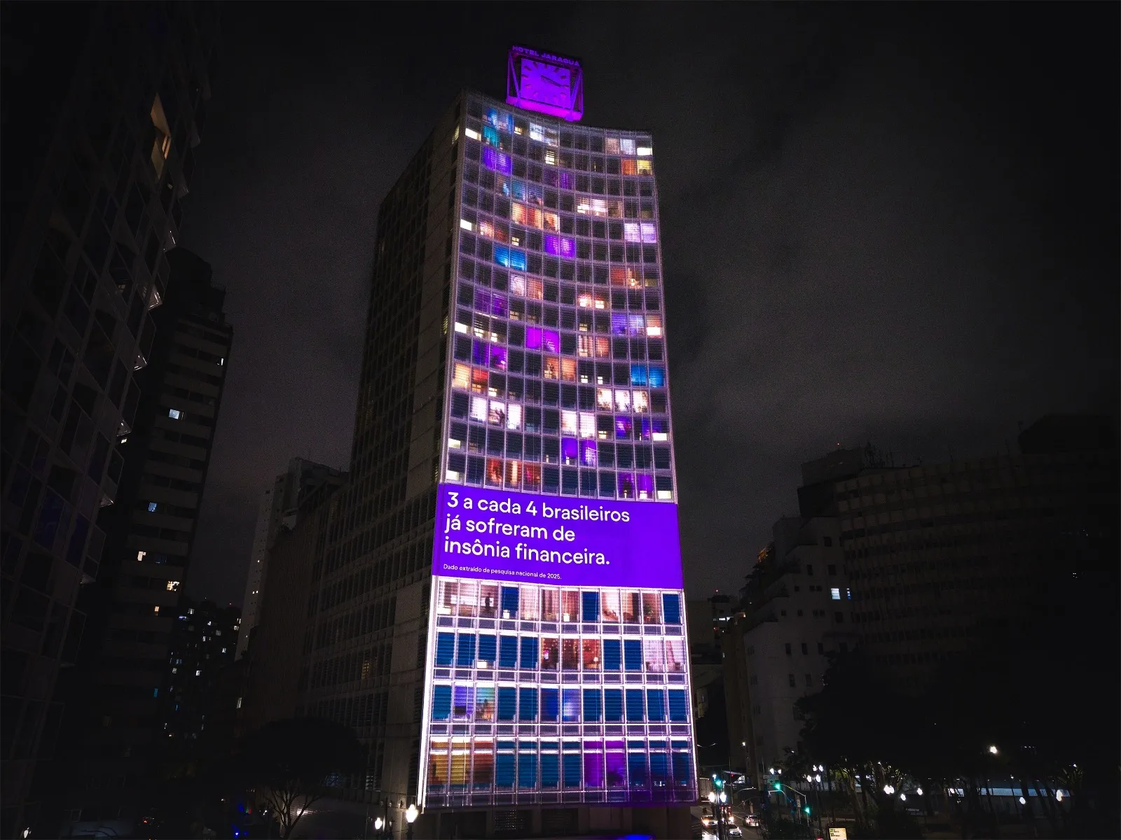 Hotel Jaraguá vira tela gigante em intervenção de OOH e arquitetura em São Paulo