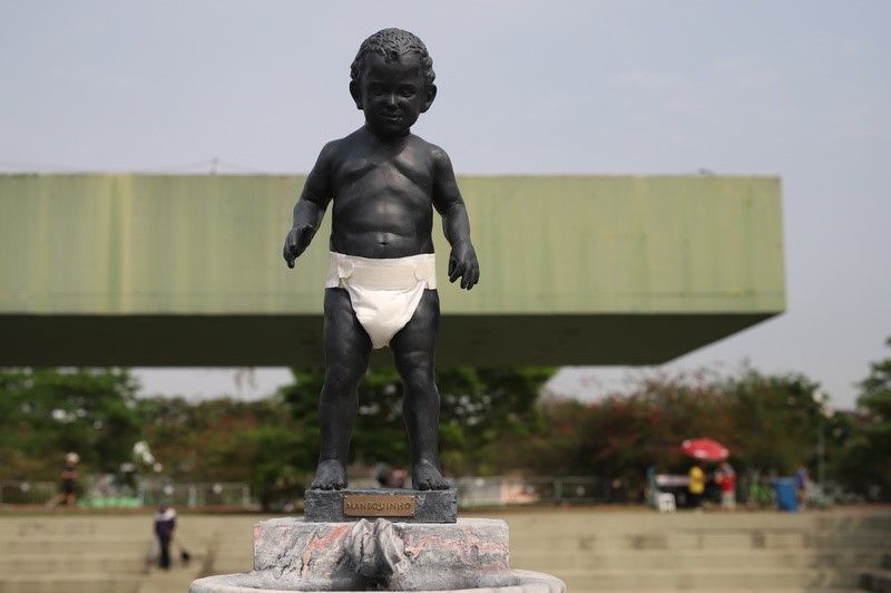 Huggies e GUT colocam fralda em estátua de bebê