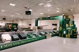 Boticário distribui presentes em aeroportos e lança ação de Natal nas esteiras de bagagem