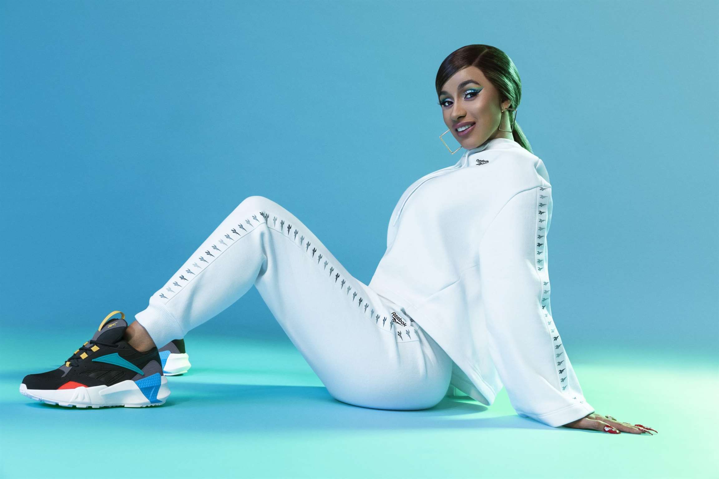 Cardi B estrela campanha da Reebok para novos modelos Aztrek