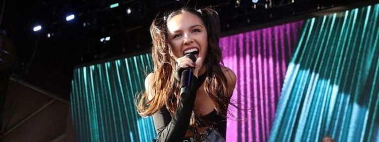 Olivia Rodrigo assina contrato com a Glossier