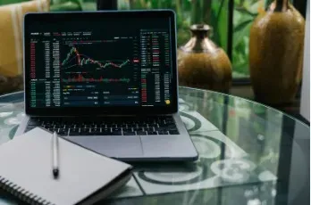 Criptomoedas alternativas ganham espaço com Ethereum, Ripple e outras inovações