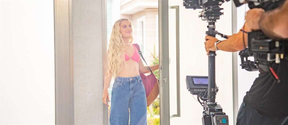 Luísa Sonza lança vídeoclipe com todos os produtos à venda