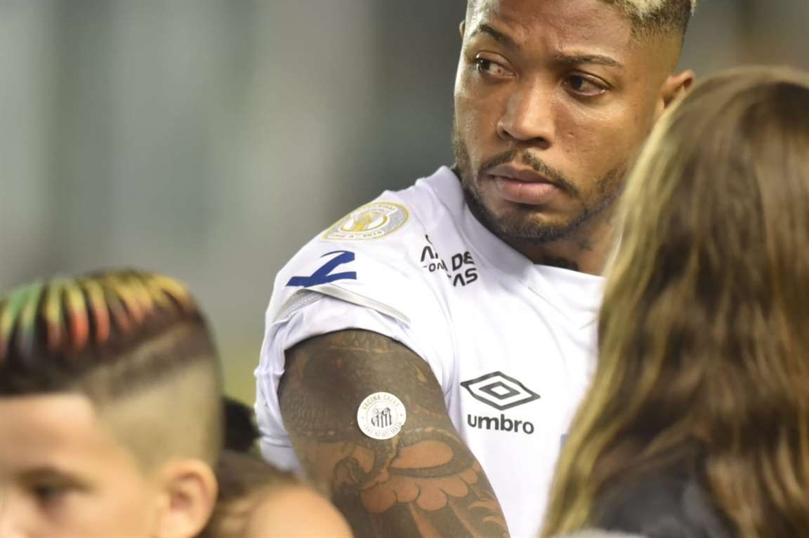 Jogadores dos Santos FC usam curativo no braço em ação de combate às fake news contra a vacinação