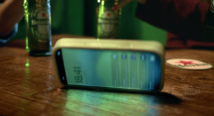 Heineken lança capa que vira o celular para baixo ao brindar
