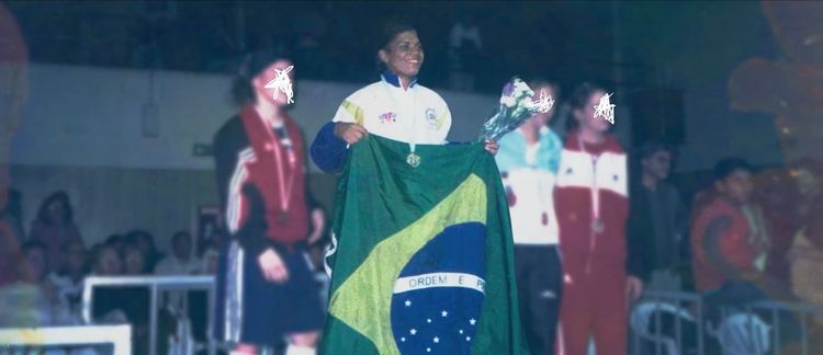 Adriana Araújo recebe de volta medalha leiloada