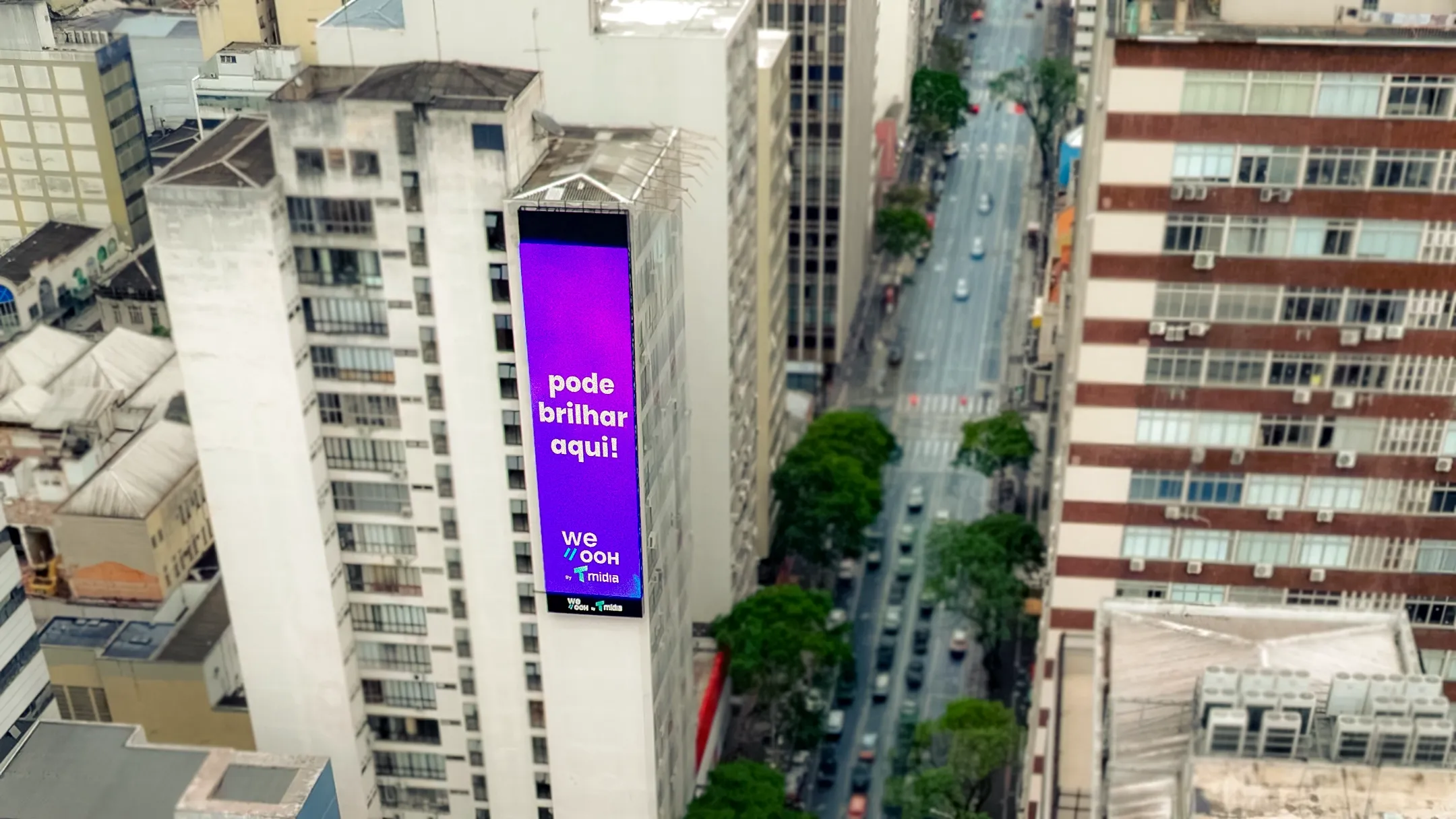 We OOH e TMidia acendem primeiro painel da Rua de Luz em Curitiba