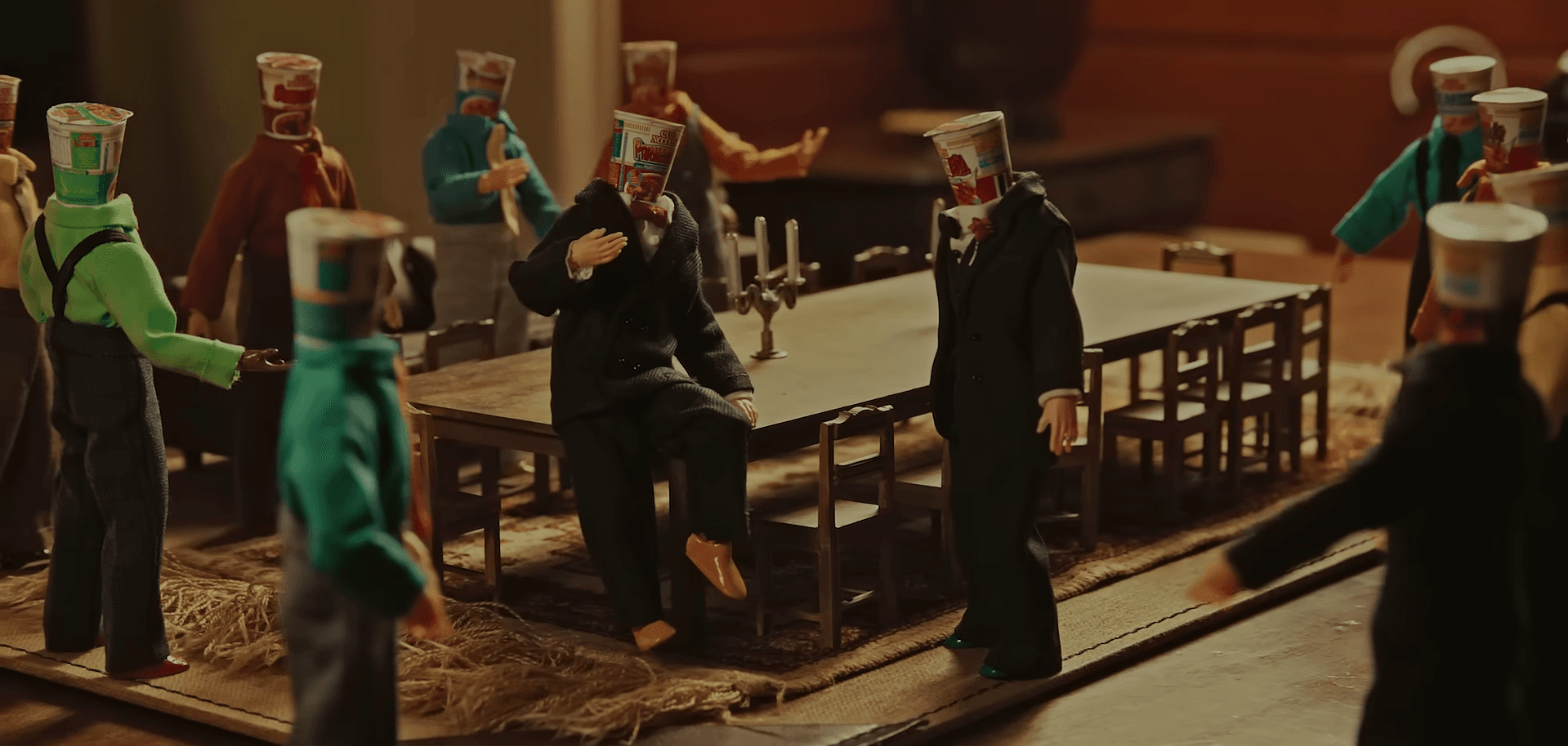 Cup Noodles resgata brindes em campanha para novo sabor