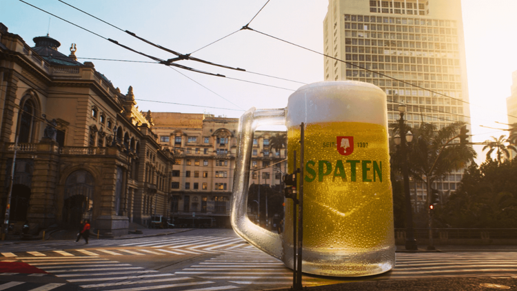 Caneca gigante de Spaten desliza na fachada do Theatro Municipal de SP