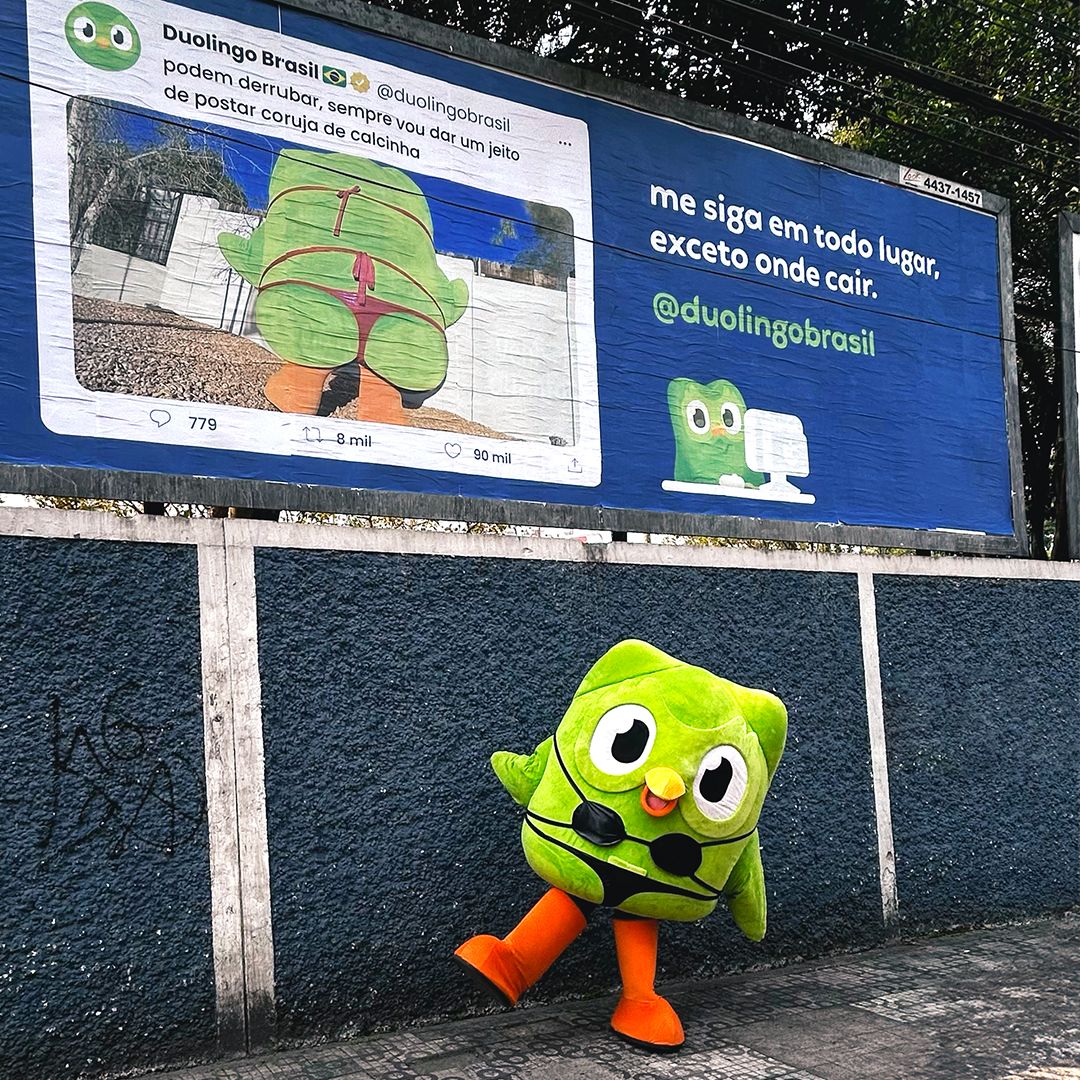 Duolingo se despede do Twitter com outdoor em São Paulo