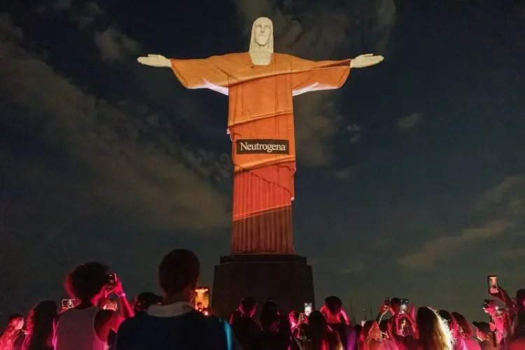 Neutrogena estreia em bastões com cor no Brasil e aposta em proteção solar com efeito make-up